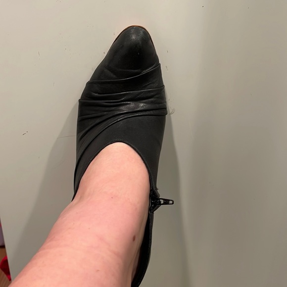 Black Leather Closed Toe Bootie Pump Size 40 - Picture 2 of 7